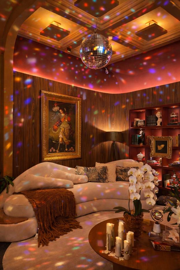 C04 - Disco Room